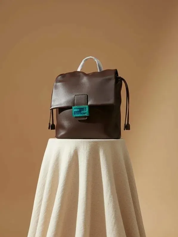 🎒 Fendi — Charm to'q jigarrang charm ryukzak (Yashil Baguette tokai)