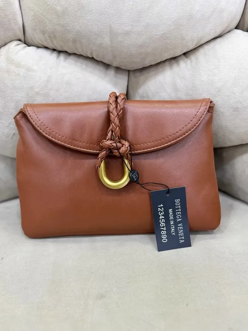 👜 Bottega Veneta — Clutch sumka to'qilgan tutqich bilan (Cognac jigarrang)