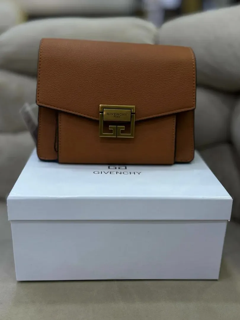 👜 Givenchy — "GV3" Mini charm sumka (Cognac/Camel) + Original quti