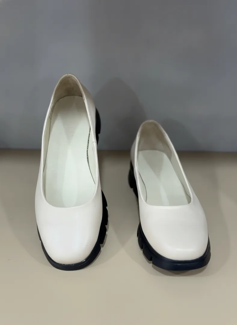 D Shoes: Qulay Oq Ayollar Tuflisi