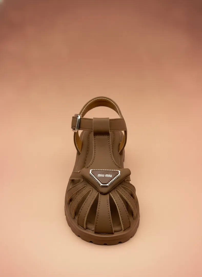 Miu Miu uslubidagi qulay jigarrang sandal